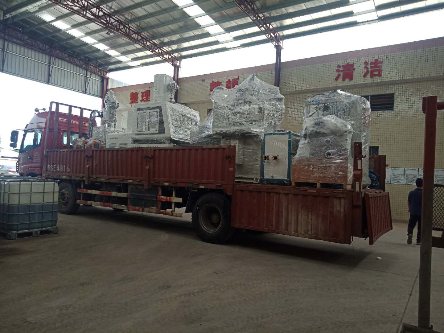 立式双色注塑机出机